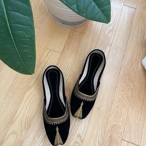 BNWT vintage velvet handmade flats embroidery, jutti